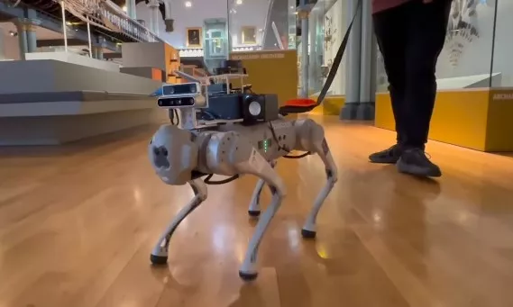 Desarrollan perro guía robótico con IA capaz de hablar con los humanos