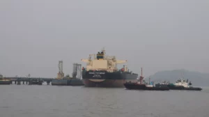dos buques petroleros en espera