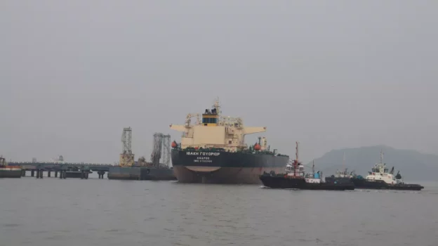 dos buques petroleros en espera