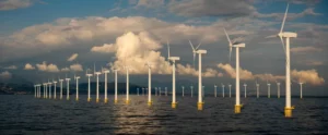 parque híbrido flotante de energía solar y eólica