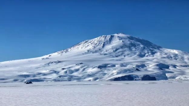 Un volcán expulsa oro
