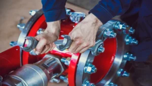 Ajuste de bridas en tuberías y equipos industriales mediante el uso de la tabla de torque de pernos.
