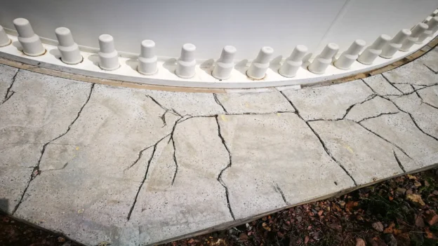 Why does concrete crack? Causes, types and prevention
