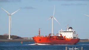 Integración de energías renovables en el transporte marítimo.