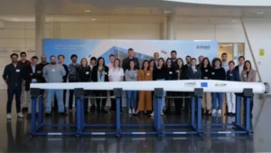 Equipo de AIMEN sosteniendo el prototipo de pala eólica modular