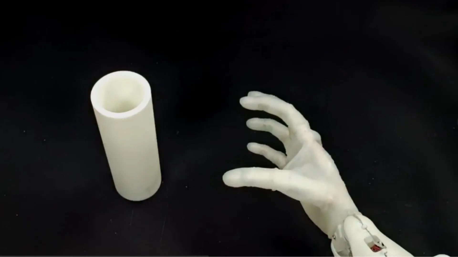 video de la mano robótica
