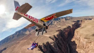 Paracaidista enganchado al avión del Red Bull