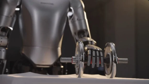 mano robótica colocada en un robot humanoide
