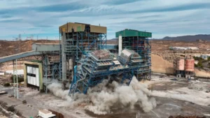 momento de la voladura de la última caldera en la central térmica de Carboneras