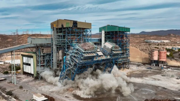 momento de la voladura de la última caldera en la central térmica de Carboneras