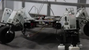China presenta su robot espacial minero.