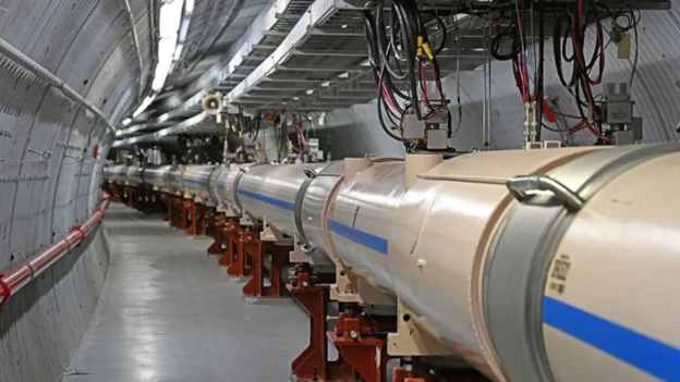 El colisionador de iones pesados relativistas y su legado científico por el Laboratorio Nacional de Brookhaven