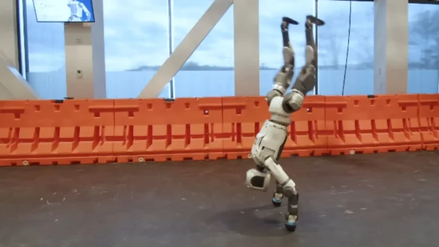 el robot atlas parado de manos