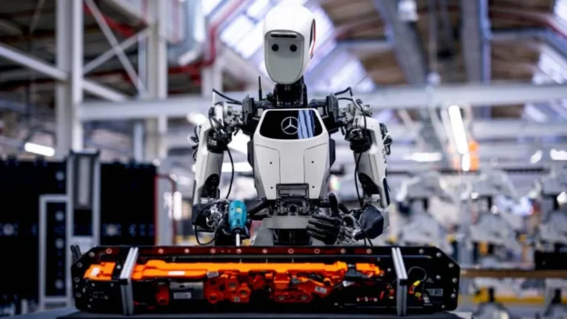 Mercedes-Benz adopta al robot Apollo