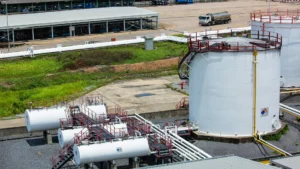 Comparar técnicamente las normas STI SP001 y API 653 para la inspección de tanques de almacenamiento sobre suelo (ASTs).