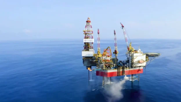 yacimiento petrolero de más de 100 millones de toneladas