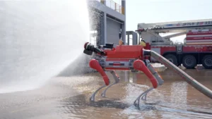 Robots cuadrúpedos de Unitree lanzando agua