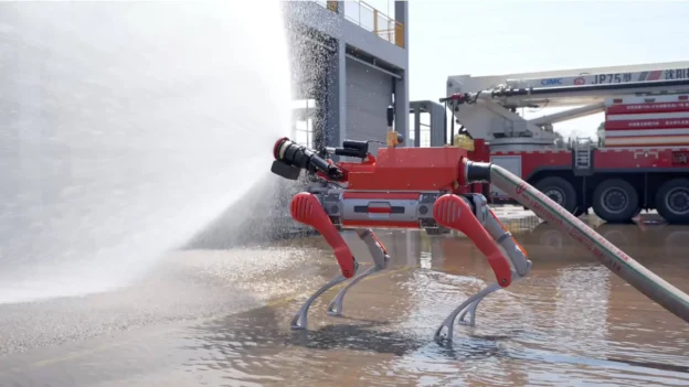 Robots cuadrúpedos de Unitree lanzando agua
