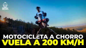 Persona piloteando una motocicleta voladora a chorro sobre un paisaje boscoso, alcanzando velocidades de hasta 200 km/h.