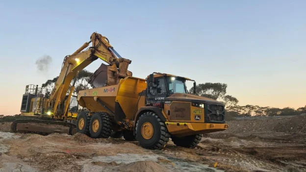 camión minero en la mina de oro Munda