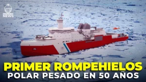 Representación del nuevo rompehielos polar pesado de la Guardia Costera de EE. UU., navegando entre bloques de hielo en aguas árticas junto a un helicóptero naranja.