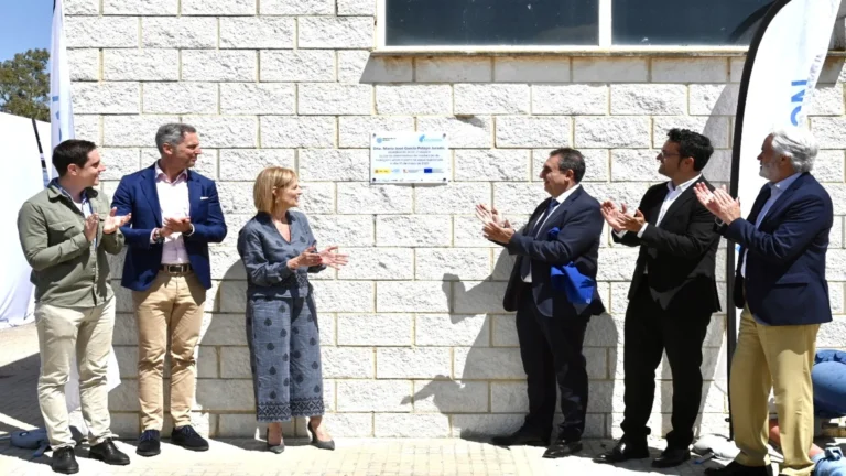 Inauguración de una planta de hidrógeno verde en la EDAR Guadalete en Jerez de la Frontera, junto a un grupo de autoridades y representantes institucionales aplaudiendo.
