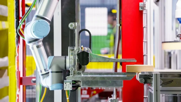Robot con sentido del tacto transforma la logística de Amazon